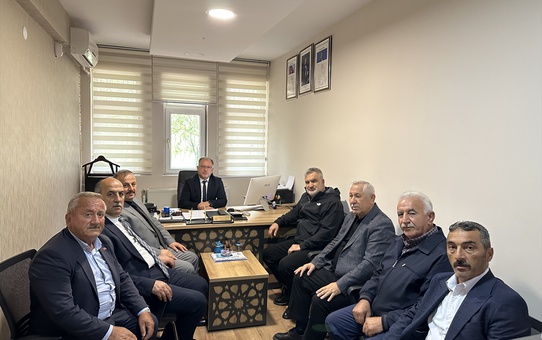 Tokat Niksar'da kaymakam ve belediye başkanı esnafa plaket ve Türk bayrağı verdi