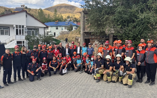Tunceli Pülümür'de deprem tatbikatında 6,9'luk senaryoyla yaralı ambulansa taşındı
