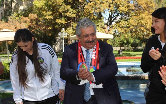 MHP'li Feti Yıldız, Kadın Futbol Süper Ligi ekibi Yüksekova Spor'a başarı diledi