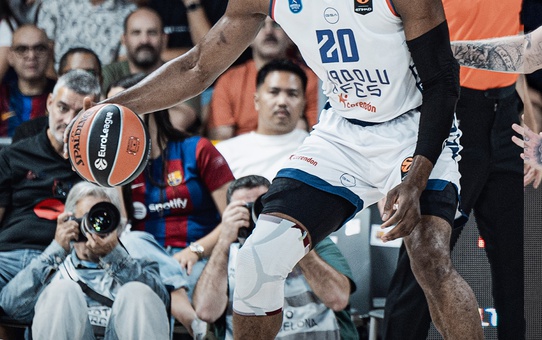 Mike James 22 sayı attı ama Anadolu Efes deplasmanda Barcelona'ya 89-82 yenildi