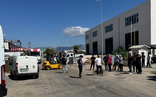 Antalya Manavgat'ta 17 yaşındaki motosiklet sürücüsü forkliftin ataşmanına çarparak öldü