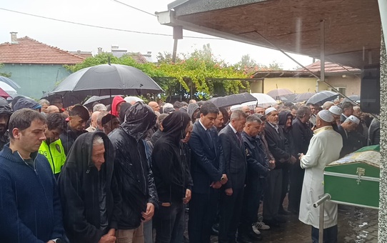 Bilecik'te kalp krizi geçiren okul müdürü Sadefoğlu sağanak altında toprağa verildi