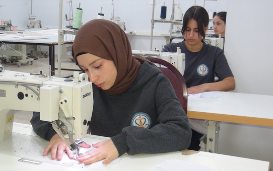 Bitlis Tatvan'da TOBB Nene Hatun MTAL öğrencileri öğretmenler için 40 önlük hazırladı