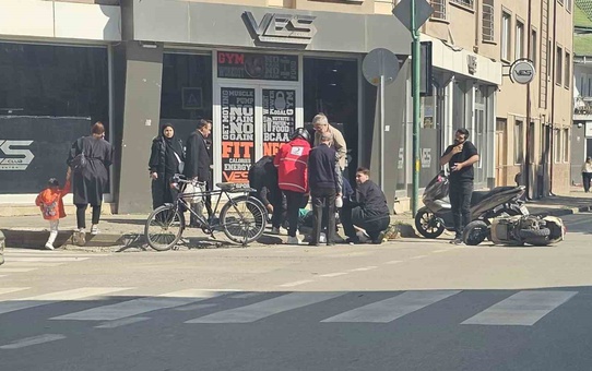 Bursa İnegöl'de otomobil ile çarpışan motosikletin sürücüsü yaralandı, gözlüğünü çıkarmadı