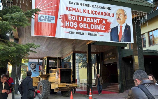 CHP'nin Abant kampında bozulan kepçe yüzünden Kılıçdaroğlu daha önde karşılandı