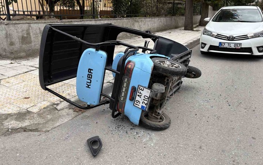Çorum'da hafif ticari araçla çarpışan motosiklette 1'i çocuk 2 kişi yaralandı