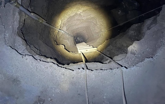 Defineciler evin içinde 25 metrelik kuyu kazdı