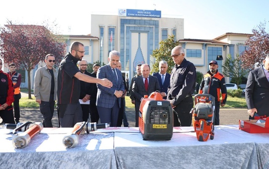 Düzce Valisi Makas, Kızılelma Derneğine malzeme desteği töreninde teşekkür etti