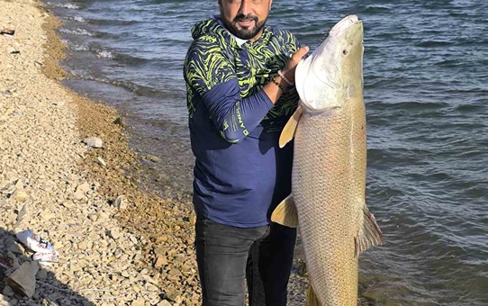 Elazığ'da Keban Baraj Gölü'nde balıkçının oltasına yaklaşık 30 kiloluk turna takıldı