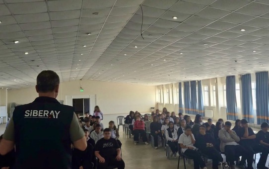 Eskişehir'de iki lisede 340 öğrenci ve 15 öğretmene siber suç eğitimi verildi