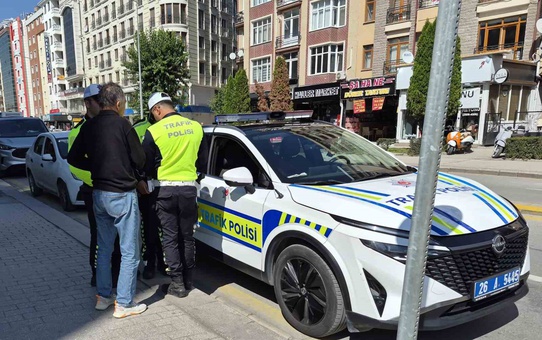 Eskişehir Tepebaşı'nda otomobille çarpışan motosiklet devrildi, sürücü yaralandı