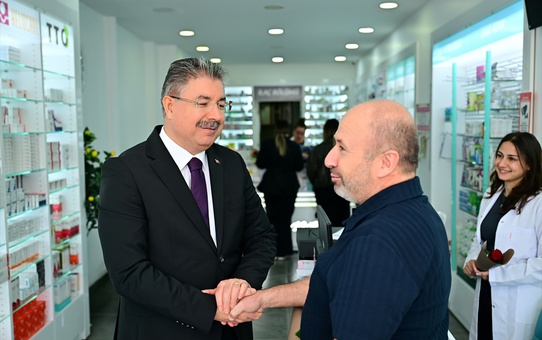 Eskişehir Valisi Yılmaz, Odunpazarı'nda pazarcı esnafı ve eczacılarla görüştü