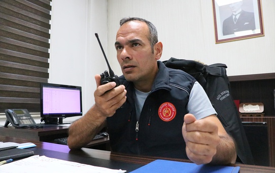 İtfaiyeci Cuma Tamer, Gaziantep'te 17 yıldır görev yapıyor, babasıyla 14 yıl çalıştı