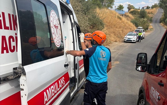 Bingöl Genç'te Genç Belediyesi panelvanı savruldu, 3 kişi yaralandı