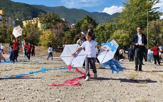 Karabük'te öğrenciler, Gazze'deki çocuklar için uçurtmaları gökyüzüne bıraktı