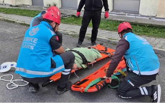 Kars Sarıkamış'ta 6.5 büyüklüğünde deprem tatbikatında 2 yaralı sevk edildi