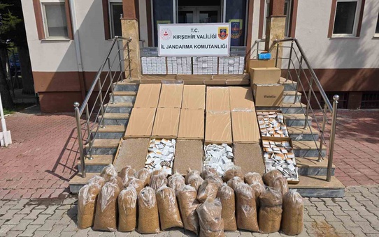 KOM ve Jandarma Kırşehir Kaman'da 851 bin liralık makaron ve ekipmanı ele geçirdi