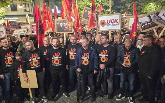 Kosova'da Lahey'in Thaçi'ye verdiği 25 yıl hapis cezası kentlerde protesto edildi