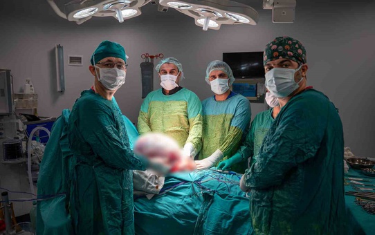 Karın ağrısı şikayetiyle hastaneye başvurdu, yumurtalığından 4 bebek ağırlığında kitle çıktı
