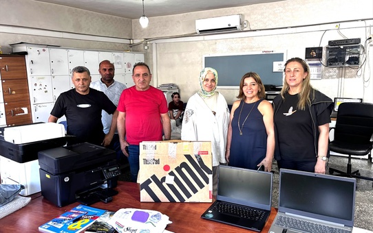 Mardin Midyat'ta Cumhuriyet Ortaokulu'na bilgisayar ve yazıcı desteği vakıftan geldi
