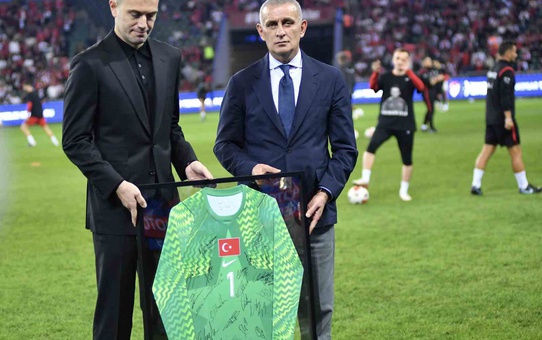 TFF Başkanı Hacıosmanoğlu, Mert Günok'a Fransa maçı öncesi milli forma hediye etti