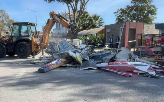 Mudanya Belediyesi usulsüz kullanım gerekçesiyle büfeyi mahkeme kararıyla yıktı