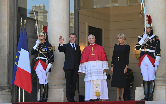 Papa 14. Leo, 18 yıl aradan sonra ilk resmi ziyaretinde Fransa'da Macron'la görüştü
