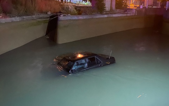 Silifke'de kanala düşen otomobilin sürücüsü hafif yaralandı, araç vinçle çıkarıldı