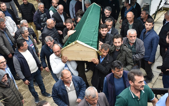 Trabzon Ortahisar'da toprak kaymasında ölen 50 yaşındaki kişi toprağa verildi