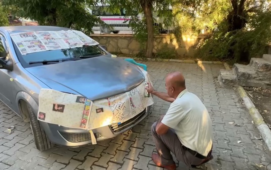 Van'da emekli Yörük, 15 bin liralık boya ücretini karşılayamayınca aracını kendi boyadı