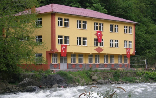 Adem Sazkaya, 1993 mezunu olduğu Çamlıhemşin'deki lisenin müdürlüğüne atandı