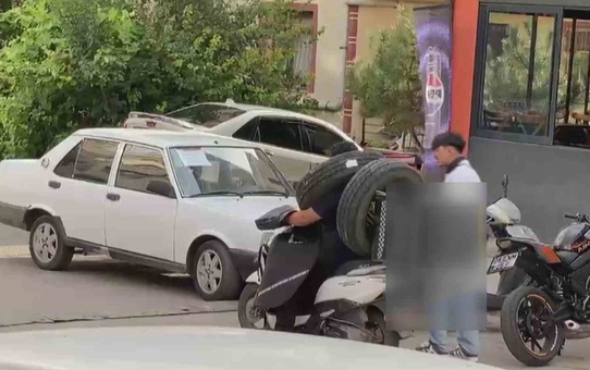 Kahramankazan'da motosikletli kuryenin tehlikeli yolculuğu: Bir lastik boynunda, biri arkada