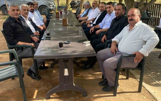 Bitlis Güroymak'ta 15 muhtar iletişim köprüsü için dernekte toplandı