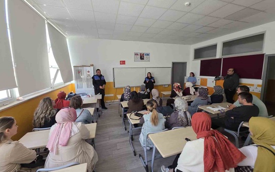 Polis, Bilecik Bozüyük'te 43 veliye akran zorbalığı ve güvenli interneti anlattı