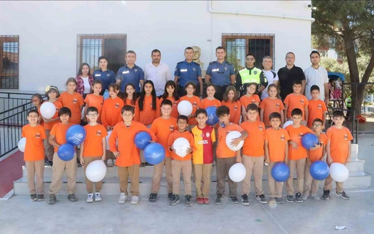 Buldan'da lösemi tedavisini tamamlayan öğrenciye polis Galatasaray forması hediye etti