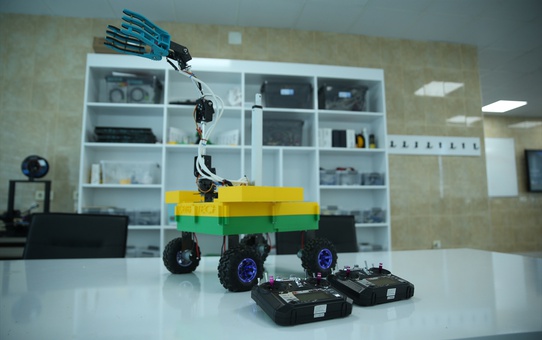 Dörtyol'da 5 lise öğrencisi yerli robotla TEKNOFEST'te birincilik hedefliyor