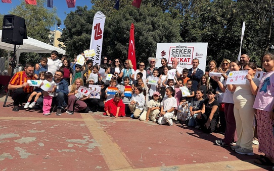 Etkinlikte uzmanlar çocuklara sağlıklı beslen, su iç, hareketli kal mesajı verdi