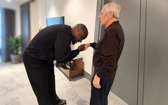 Emenike'den Aziz Yıldırım'a vefa ziyareti! Elini öpüp 'Aziz Baba' dedi