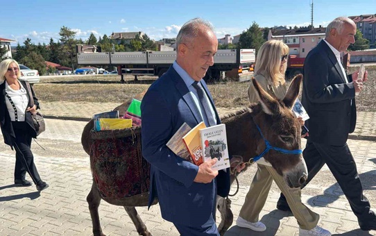 Eşeğiyle kitap taşıyor, köy çocuklarının hayallerine ışık oluyor