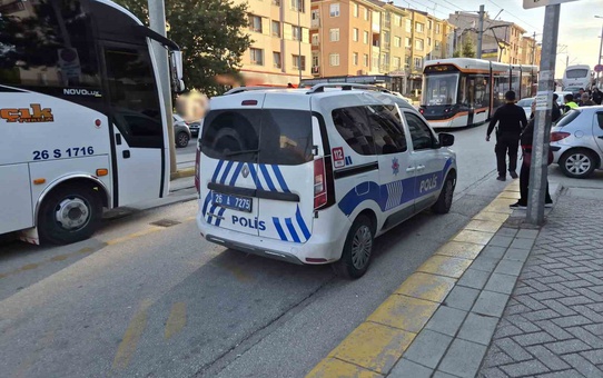 Eskişehir'de otomobilin çarptığı yaşlı kadın yaralandı, tramvay seferleri aksadı