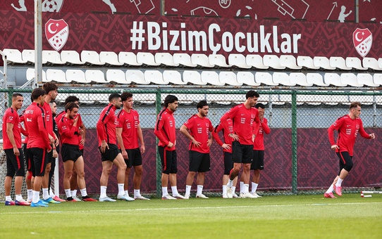 Fransa'ya 1-0 yenilen A Milli Futbol Takımı, Bursa'daki İtalya maçına hazırlanıyor