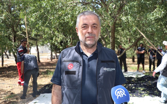 Gaziantep'teki Kurtuluş Ormanı'nda badem hasadı yabancı gönüllülerle sürüyor