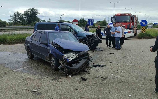 Giresun Eynesil'de iki otomobil çarpıştı, iki sürücü hastaneye kaldırıldı