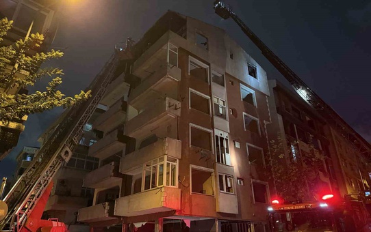 Güngören'de dönüşüm için boşaltılan 5 katlı binanın çatısındaki yangın söndürüldü