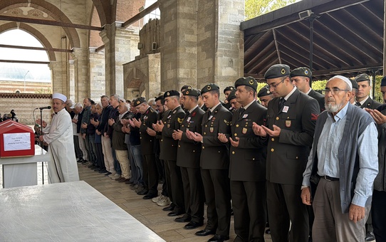 Kıbrıs Gazisi Aziz Özbek, Eski Cami'deki törenin ardından Edirne'de toprağa verildi