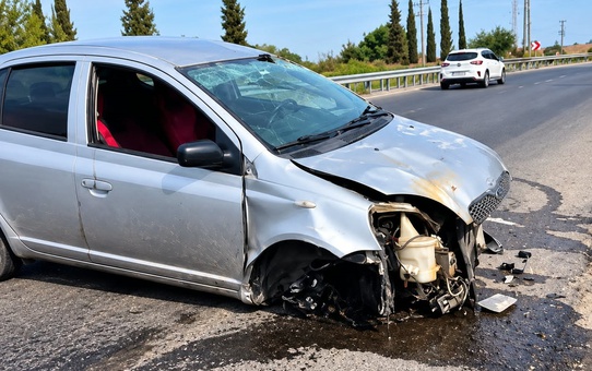 Kuşadası-Söke karayolunda istinat duvarına çarpan otomobilde 3 kişi yaralandı