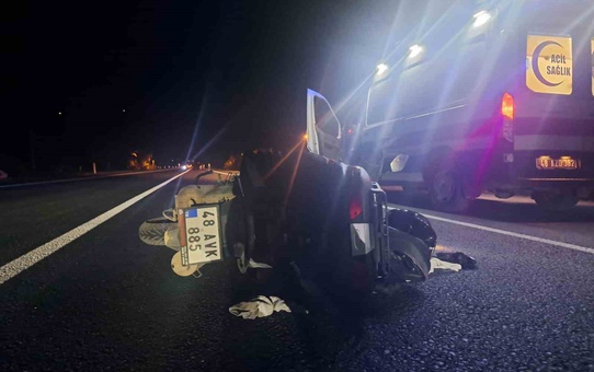 Muğla Menteşe'de motosiklet kazasında 1 kişi yaralandı, telefon ışığıyla önlem alındı