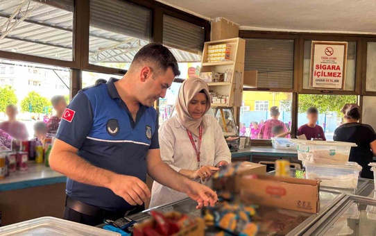 Mersin Tarsus'ta okul kantinlerinde tarihi geçmiş ürünler toplatılıp imha edildi