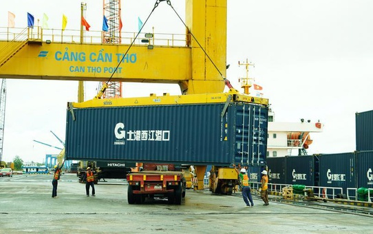 Pinglu Kanalı açıldıktan sonra ilk dış ticaret gemisi Can Tho'da törenle karşılandı