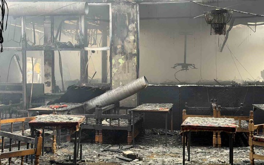Sakarya Serdivan'da restoranı saran alevler 15 araç ve 27 personelle kontrol altına alındı
